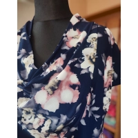 Bluzka z lejącym dekoltem typu woda - rozmazane pudrowe kwiaty